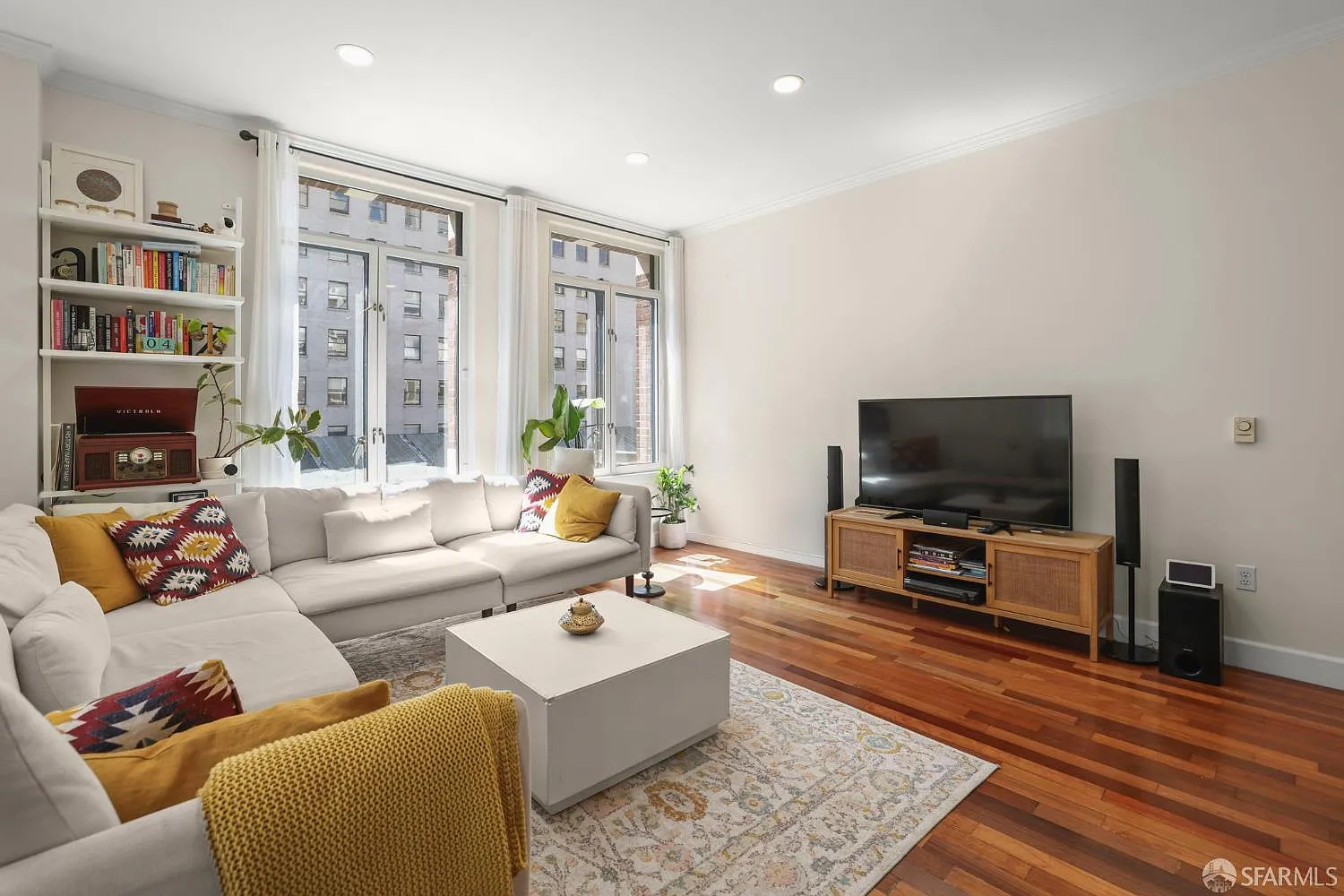 2 bed, 2.0 bath, 985 sqft, $7,950 — Photo 3