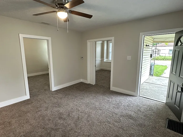 2903 S Elm St — Photo 3