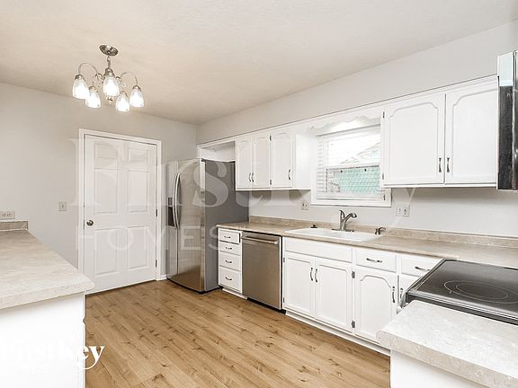 5th image of 10126 N Wyandotte St