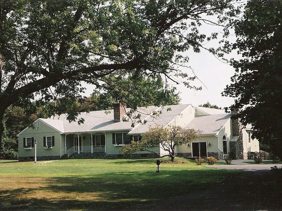 Beautiful Sprawling Ranch walk to village.
