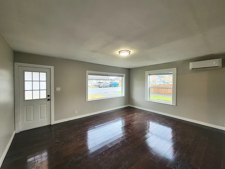 718 Perry Ave — Photo 4