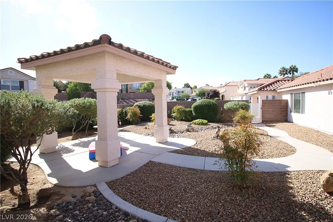 4 bed, 3.0 bath, 2033 sqft, $2,600 — Photo 2