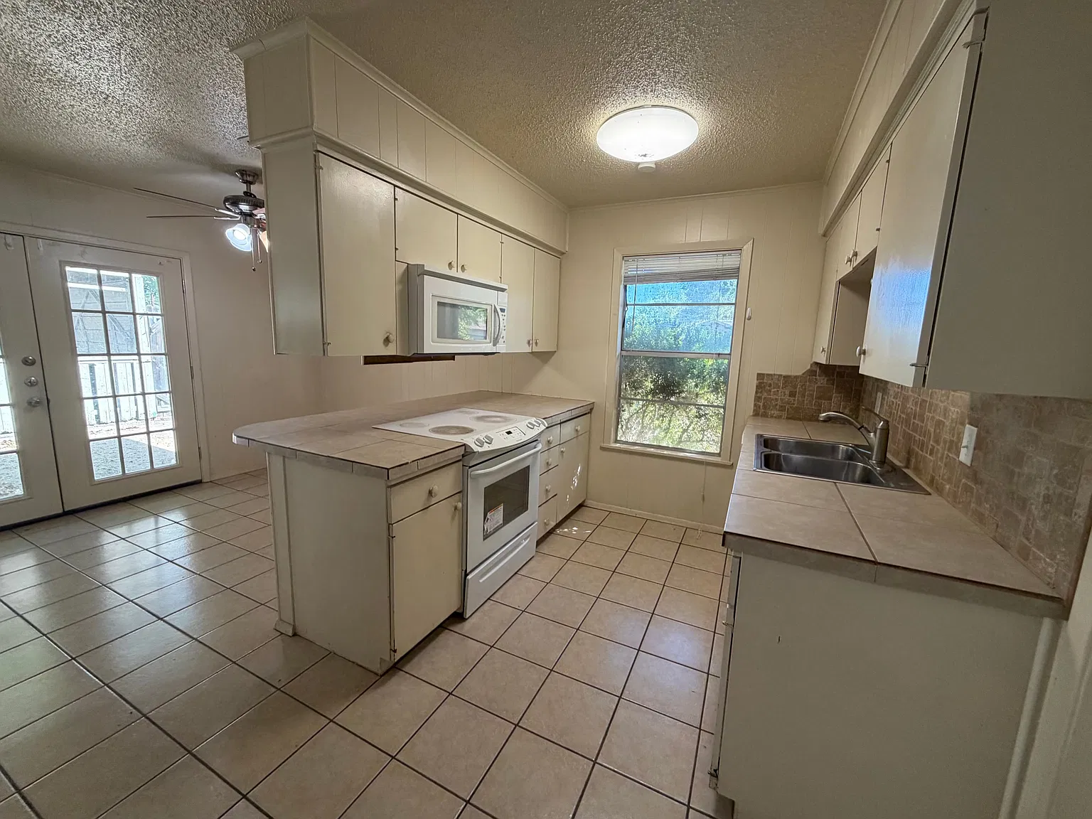 2 bed, 1.5 bath, 1080 sqft, $1,300 — Photo 4