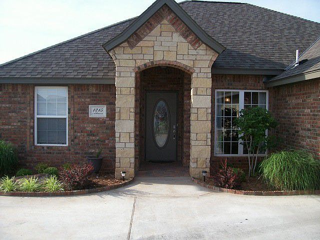 2nd image of 1215 Alma Dr