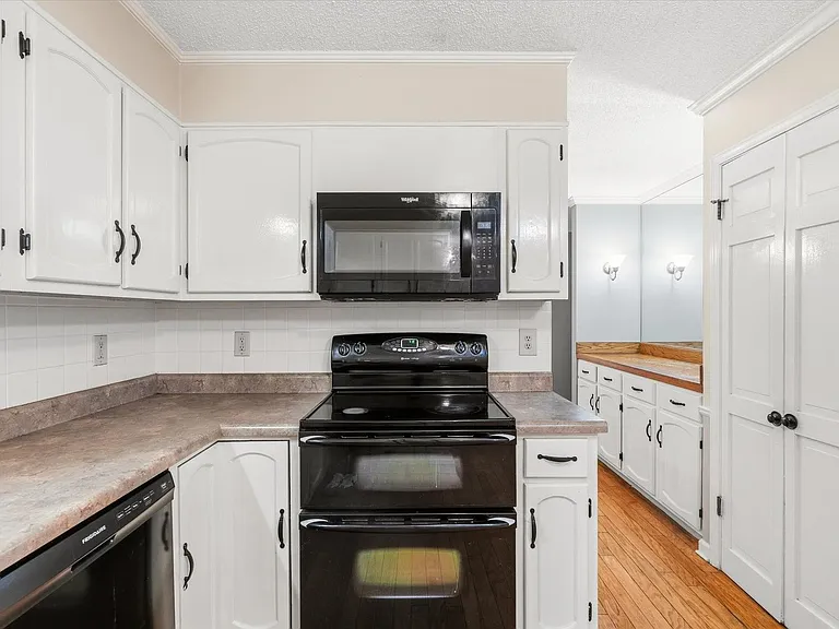1610 Hillcrest Dr — Photo 41