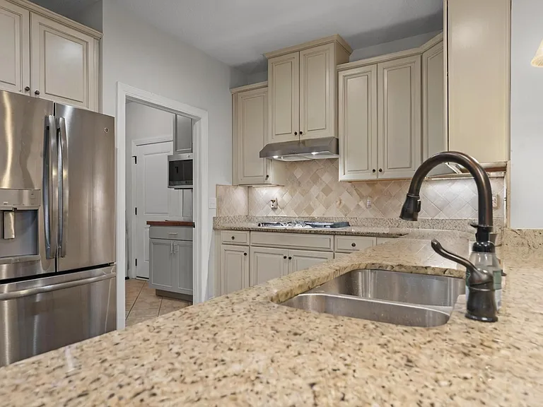 433 Fairmont Dr — Photo 6