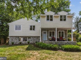 920 Hillcrest Dr SW, Vienna, VA 22180