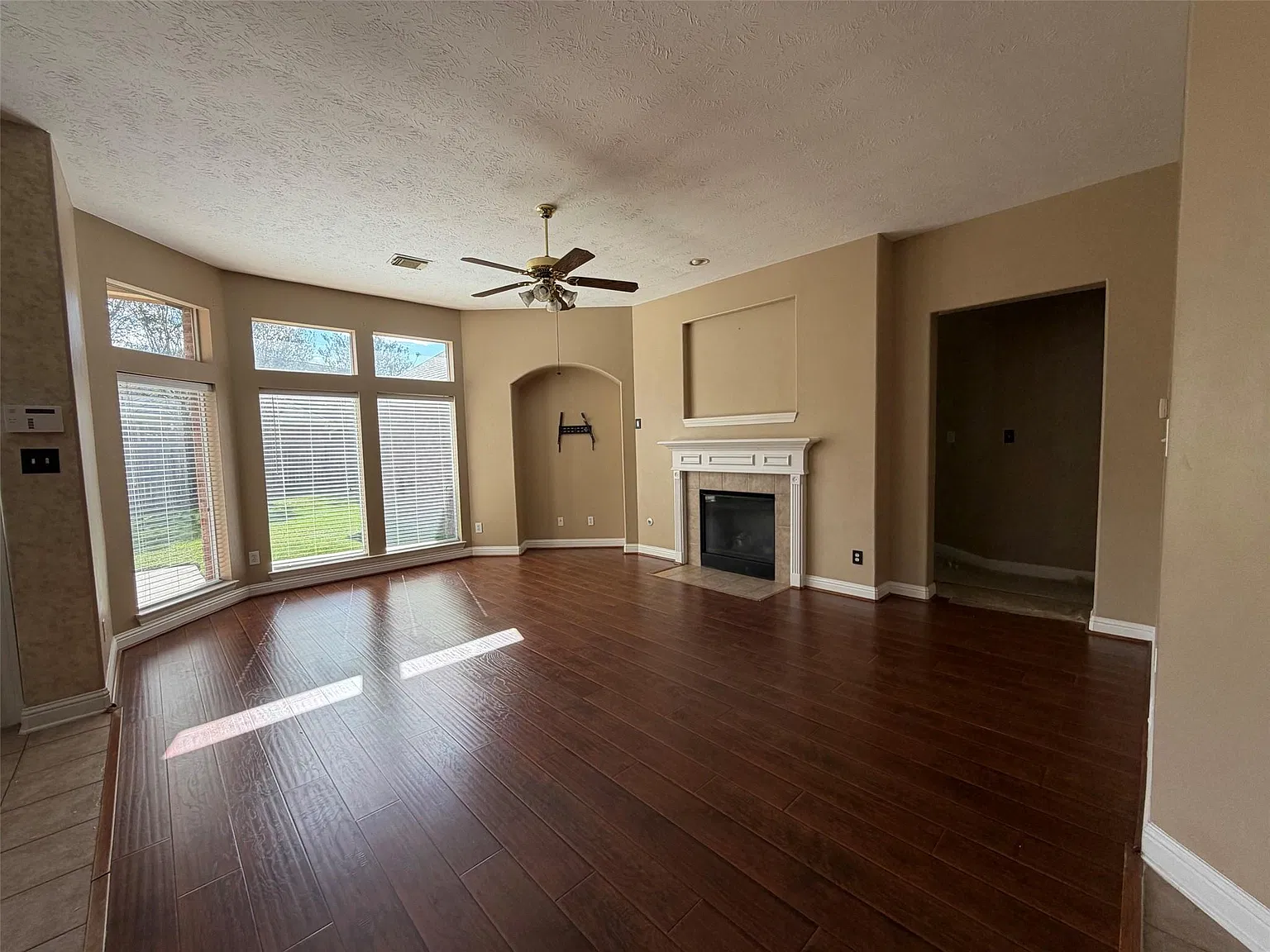 3 bed, 2.0 bath, 2564 sqft, $2,650 — Photo 4
