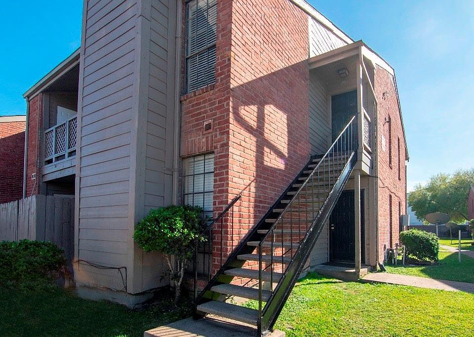 1st image of 12500 Sandpiper Dr APT 206