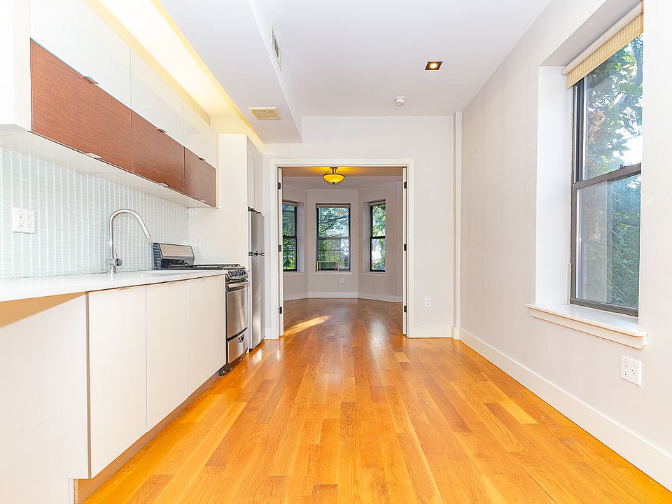 1st image of 64 Saint James Pl #3R