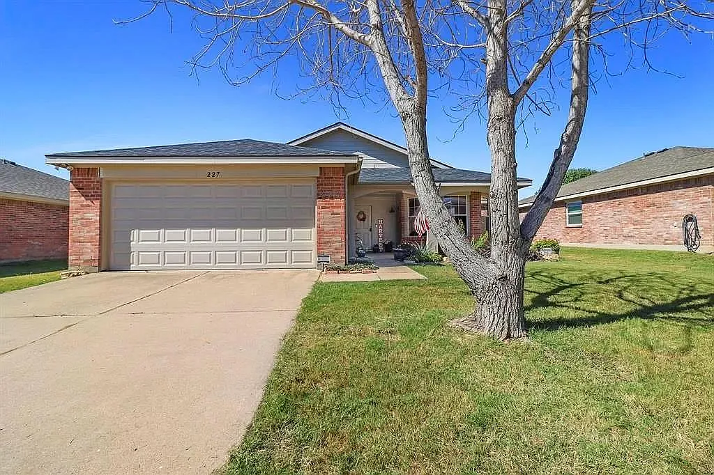 227 Hilltop Dr — Photo 2