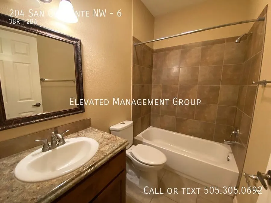 Amazing 3 Bedroom Townhome! Corner Unit, Private Yard, Refrigerated AC — Photo 4