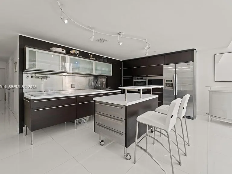 6000 Collins Ave #517 — Photo 9