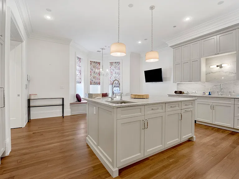 103 E Chestnut St #103 — Photo 28
