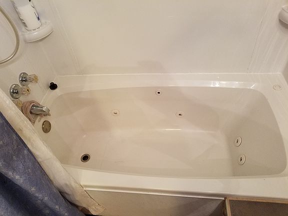 Deep jetted tub