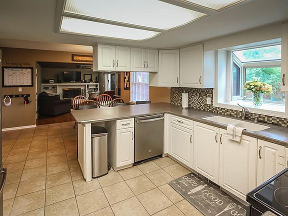 5th image of 2435 N Stratford Dr