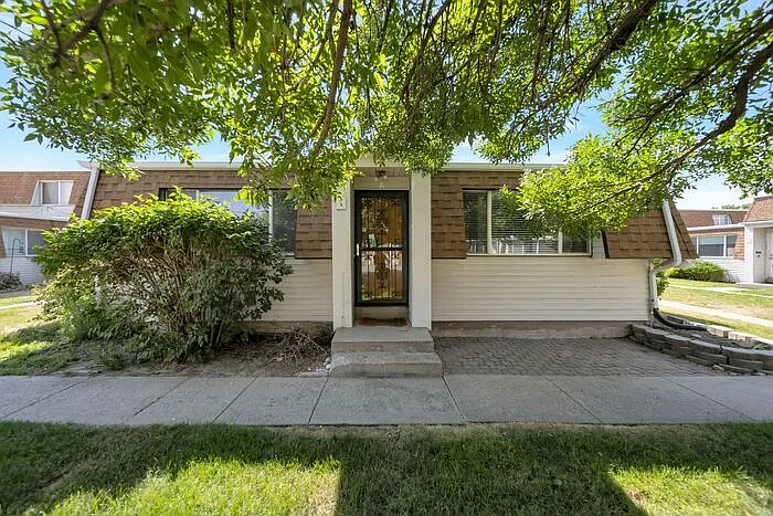 2 bed, 1.0 bath, 900 sqft, $1,249 — Photo 2