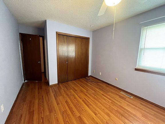3rd image of 1605 N Timberline Dr