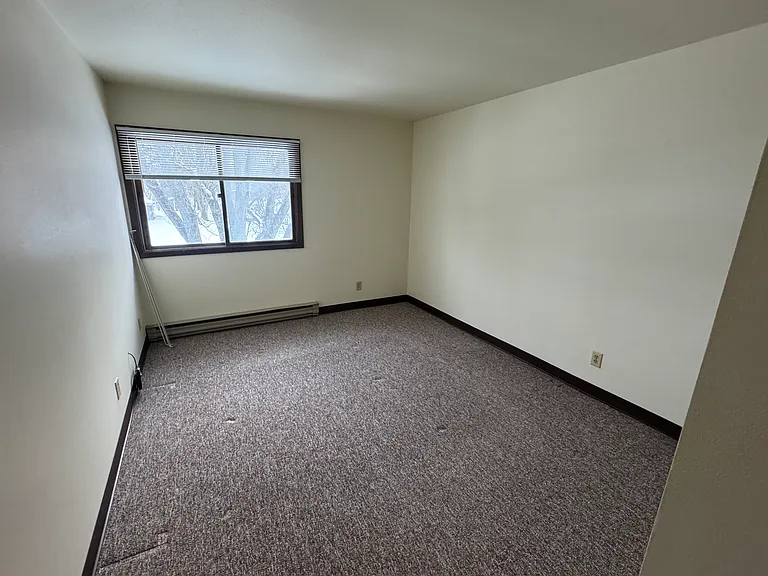 410 W Maple St #12 — Photo 4