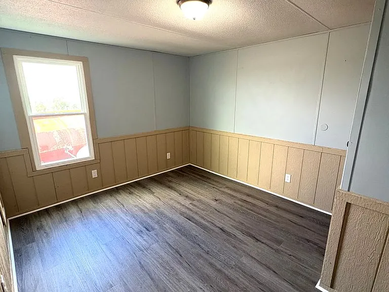 400 Barbara Ln — Photo 4