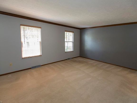 3rd image of 26912 Heatherwood Cir