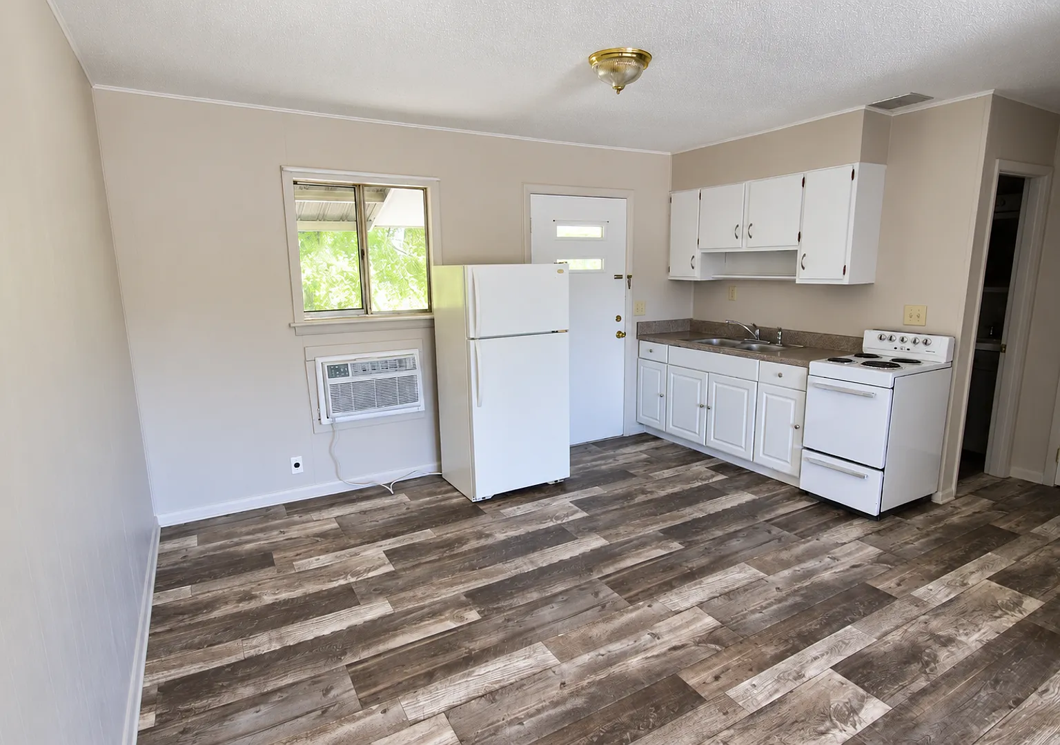 1 Bedroom 1 Bathroom Apartment near Hamilton Place! — Photo 3