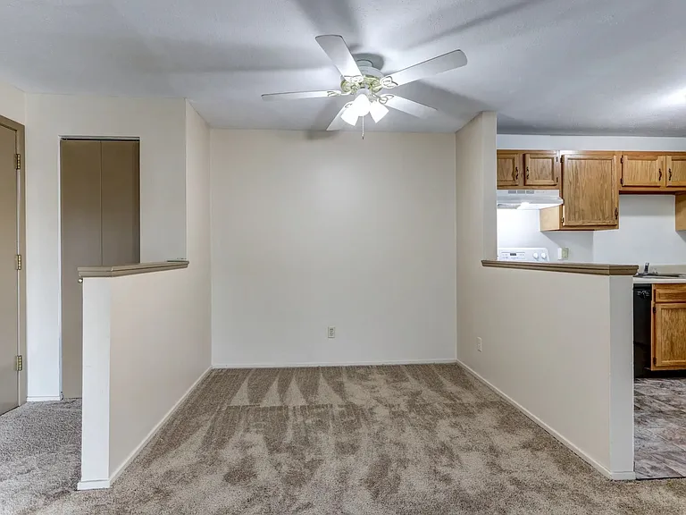 Ellacott Parkway Apartments — Photo 31