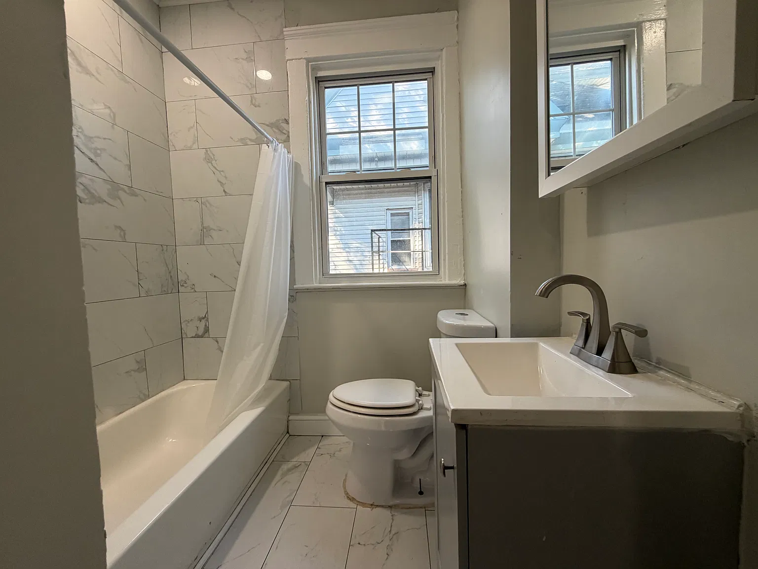 4 bed, 1000 sqft, $1,945 — Photo 2
