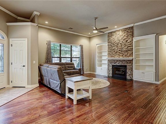 4th image of 2316 Troon St E