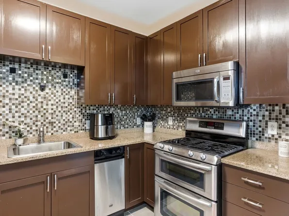 4 Harvest Dr #201, North Andover, MA 01845