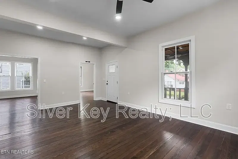 3 bed, 1.0 bath, 1400 sqft, $1,550 — Photo 4