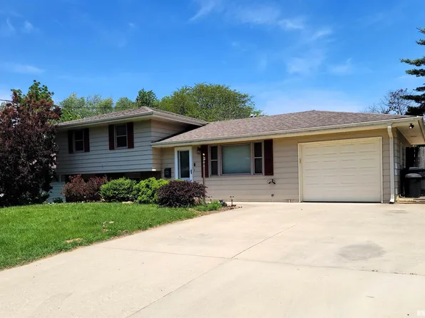 2217 Crestview Dr, Pekin, IL 61554