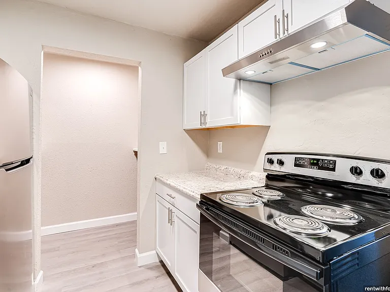 505 Oakridge Ln — Photo 2