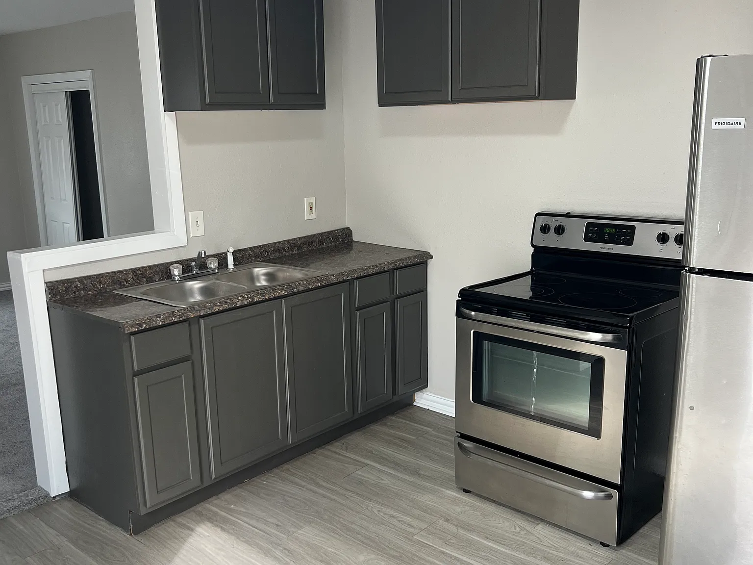 2715 Moffatt Ave — Photo 2