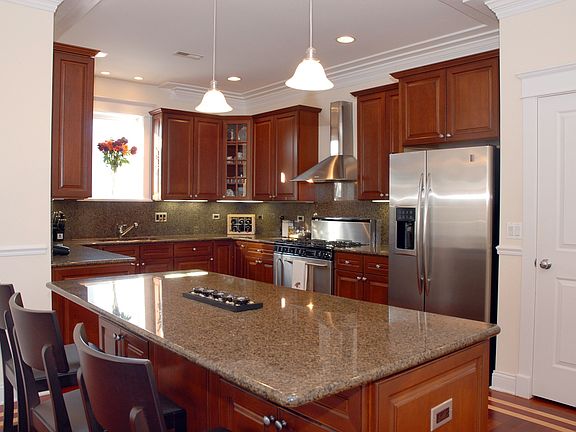 5th image of 818 W Aldine Ave APT 4