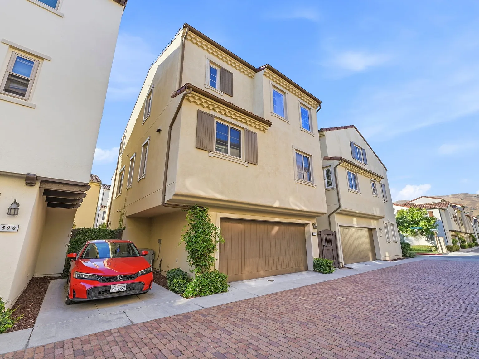 4 bed, 3.5 bath, 1911 sqft, $4,800 — Photo 3