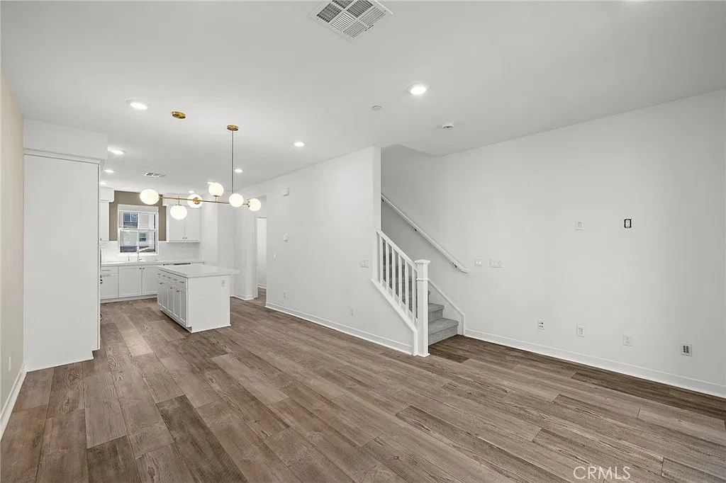 2 bed, 2.5 bath, 1263 sqft, $4,250 — Photo 4