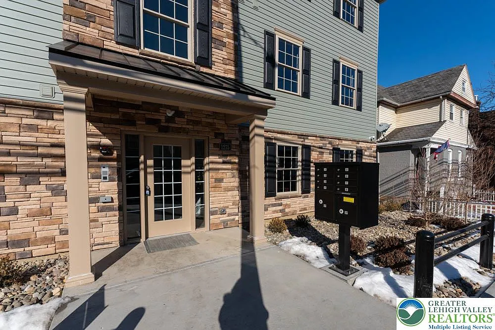 Building Photo - 1275 E 4th St #202