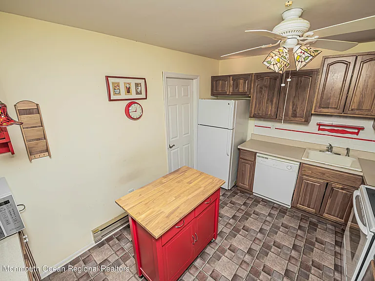 118 Amberly Dr #J — Photo 4