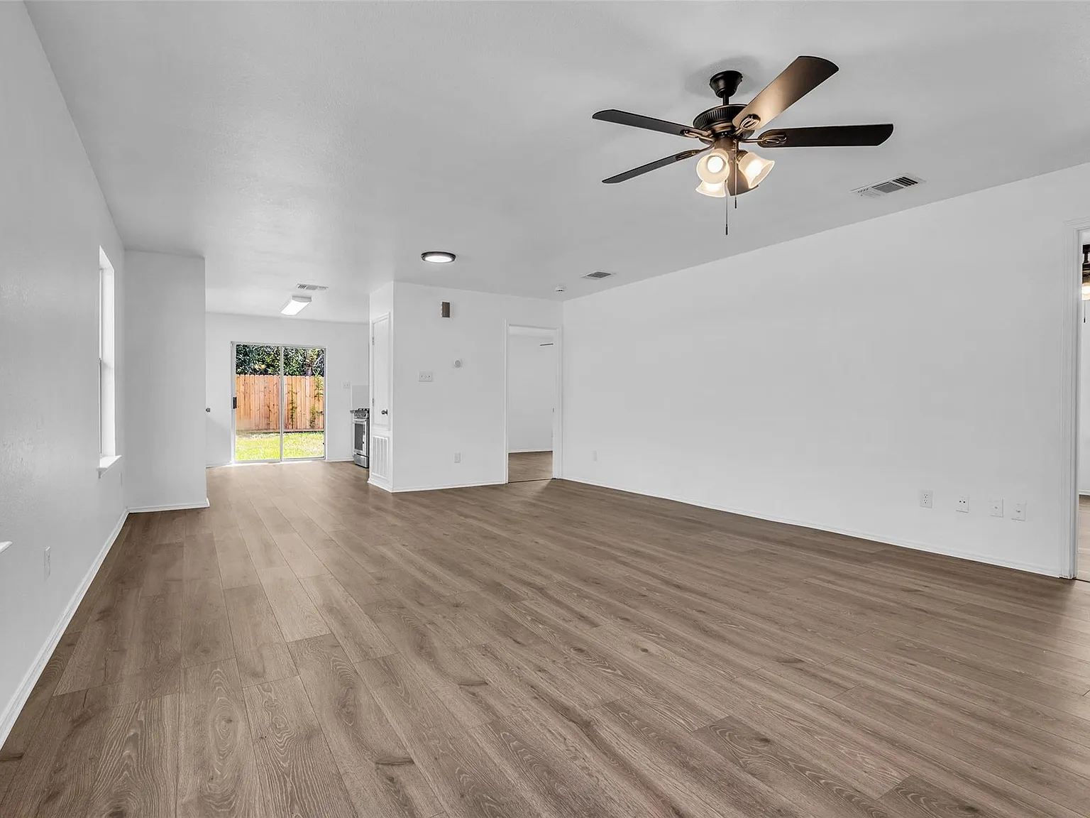 3 bed, 2.0 bath, 1390 sqft, $2,000 — Photo 3