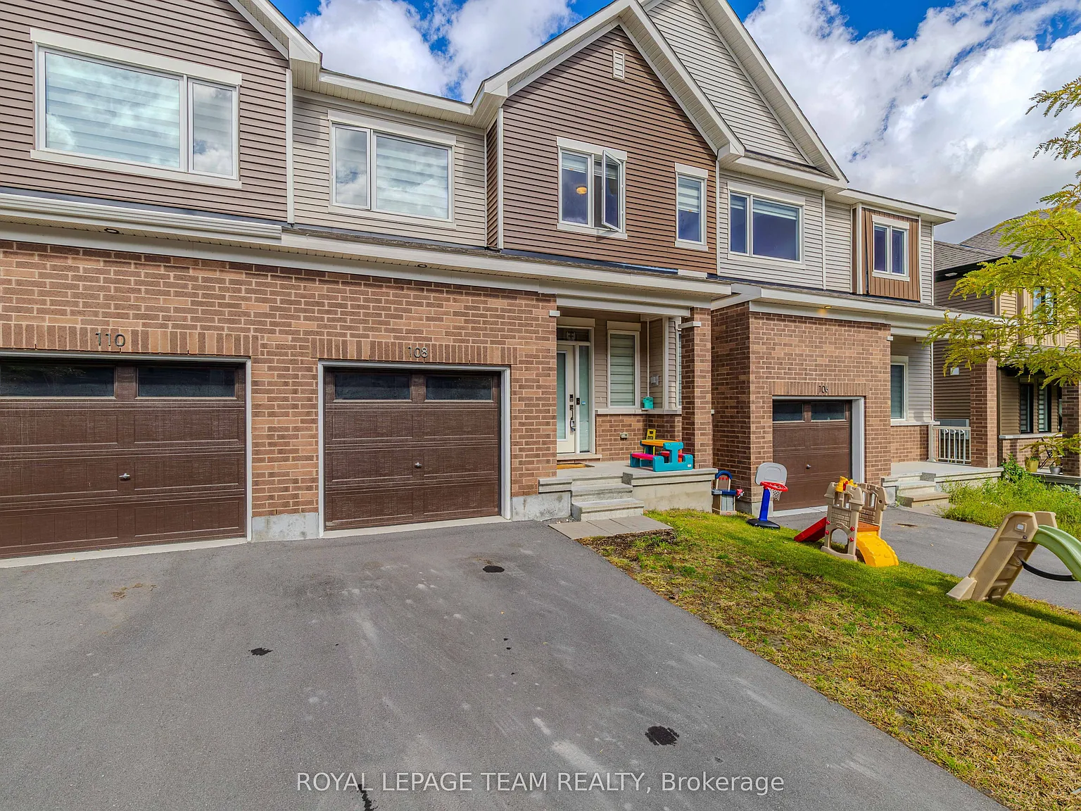 4 bed, $2,800 — Photo 1