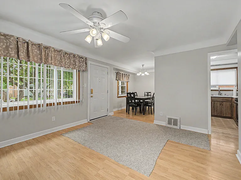 15587 Russell Ave — Photo 8