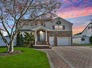 359 Park Lane, Massapequa Park, NY 11762