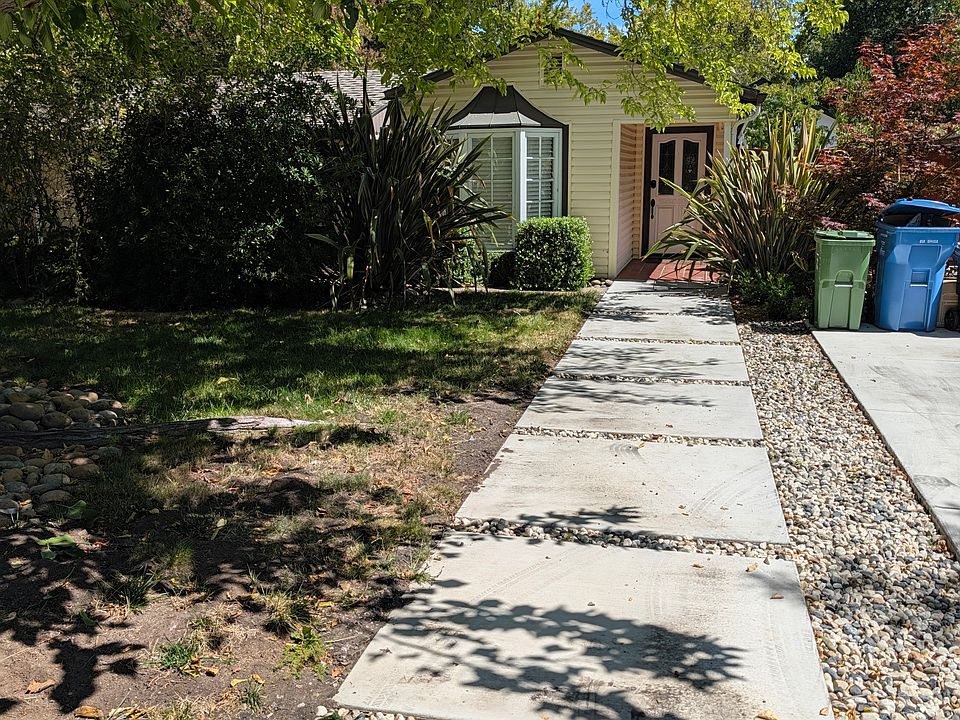 Main walkway to Front door