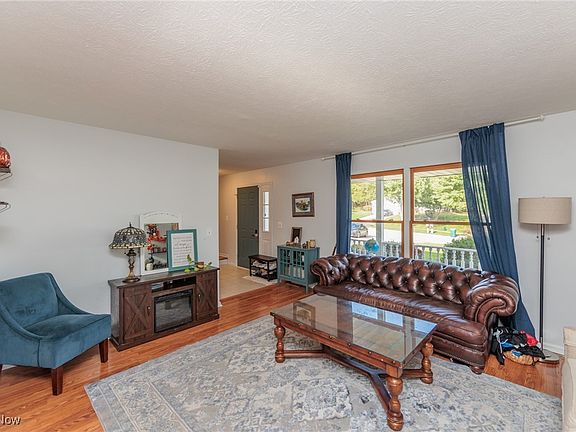 5th image of 9585 Shadywood Ln