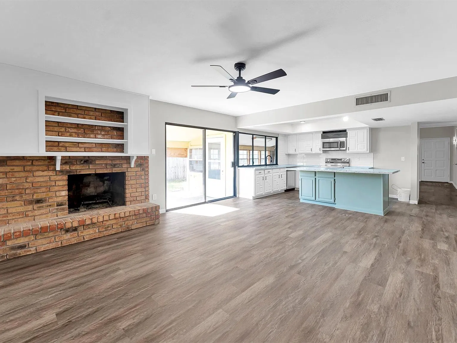3 bed, 2.0 bath, 1804 sqft, $1,900 — Photo 3