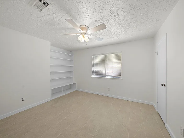 13815 Grosvenor St — Photo 21
