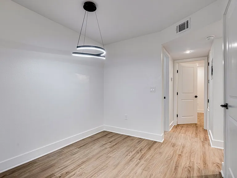 704 W 21st St #304 — Photo 5
