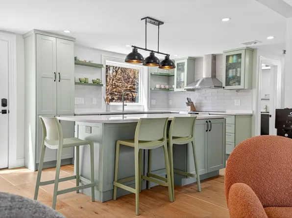 43 Rivers Ln, Malden, MA 02148