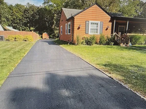 22618 Brookdale St, Farmington, MI 48336